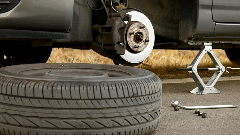 Hướng Dẫn Thay Lốp Dự Phòng Cho Xe Ford Khi Bị Xẹp – Chia Sẻ Kinh Nghiệm Từ Cẩm Phả Ford tại Quảng Ninh